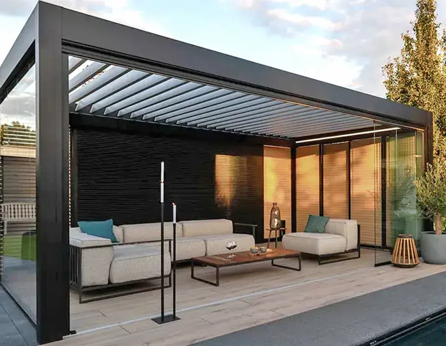 Pergola bioclimatica con vetrate panoramiche — installazione VetratePremium Andria